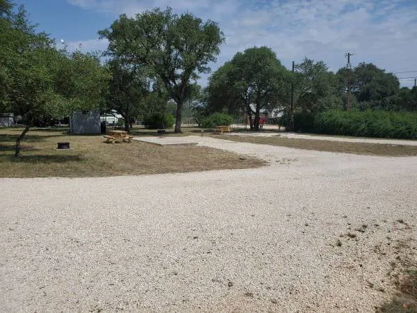 Medina River Rv Park and Camping Picture 4