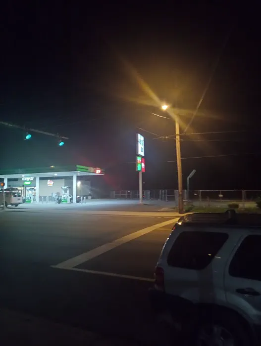 Kellys Trailer Park Court Picture 1