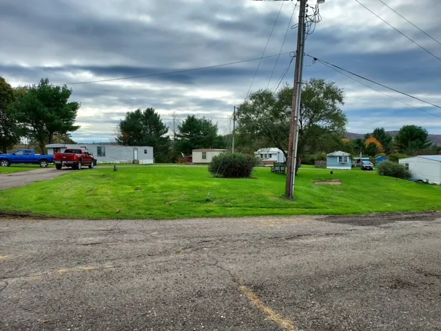 Crestwood Mobile Home Park Picture 3