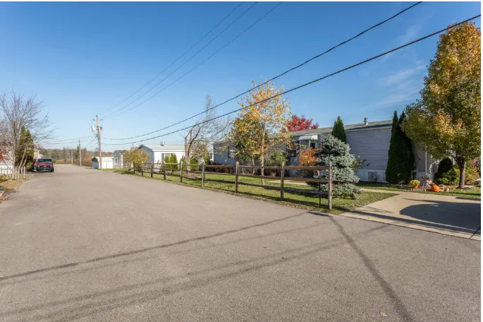 Jacque's Mobile Home Park Picture 9