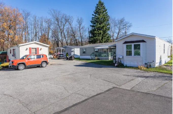 Glenwillow Mobile Home Park Picture 5