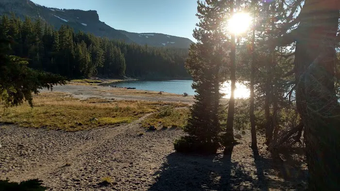 Three Creek Lake Hut Picture 10