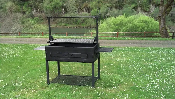 Umpqua Riverfront RV Park & Boat Ramp Picture 6