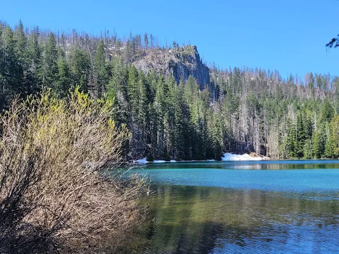 Twin Lakes Shelter Picture 3
