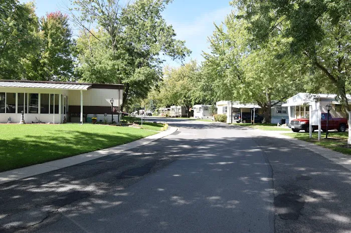 Crestwood Manufactured Home Community Picture 1