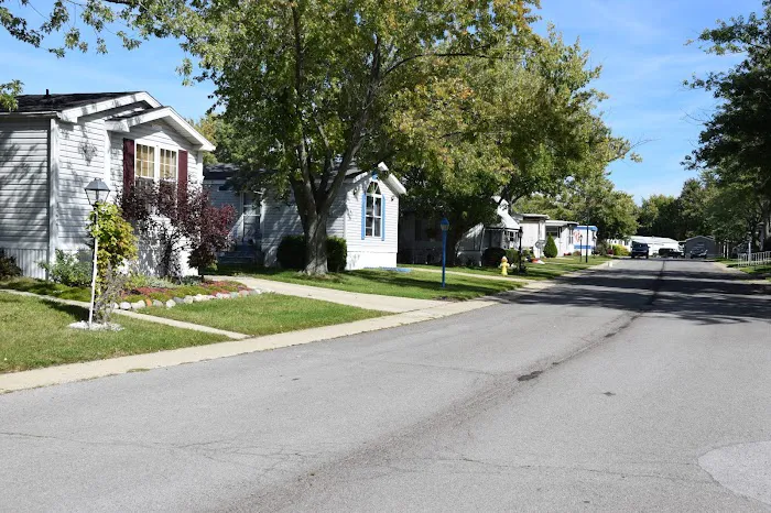 Crestwood Manufactured Home Community Picture 9