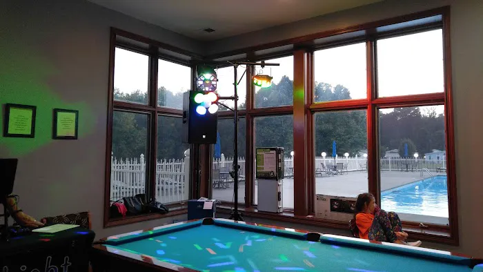 Riverview Crossing pool Picture 2