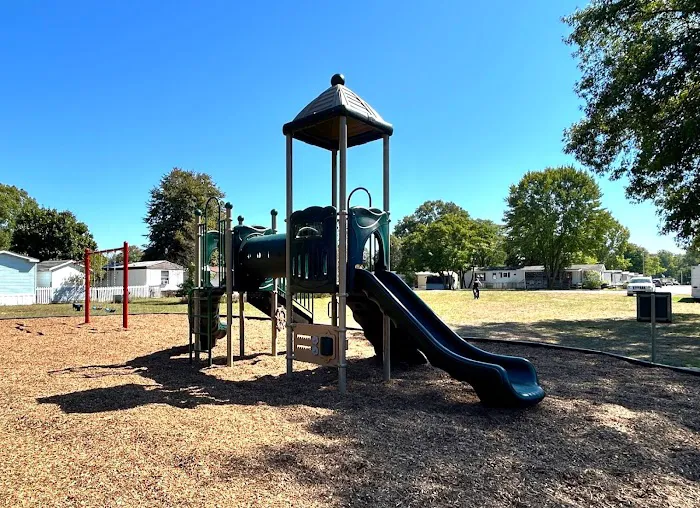 Clover Estate Mobile Home Park Picture 2