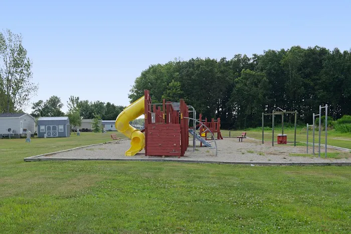 Amberly Pointe Mobile Home Park Picture 8