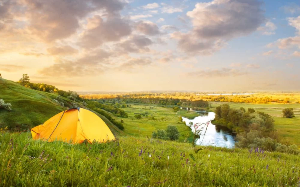 How to Camp with Limited Gear: Essential Tips for Minimalist Outdoor Adventures